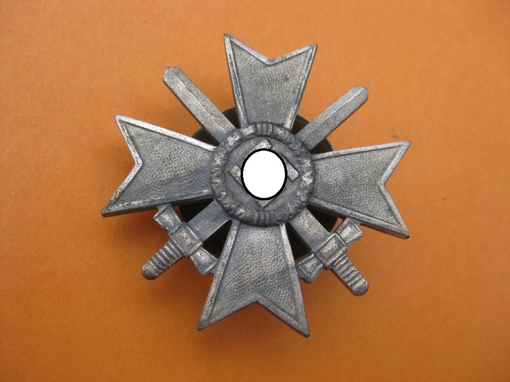 Kriegsverdienstkreuz 1.Klasse mit Schwertern (KVK1/39) an SCHRAUBSCHEIBE Hersteller: L58 Rudolf Souval / Wien