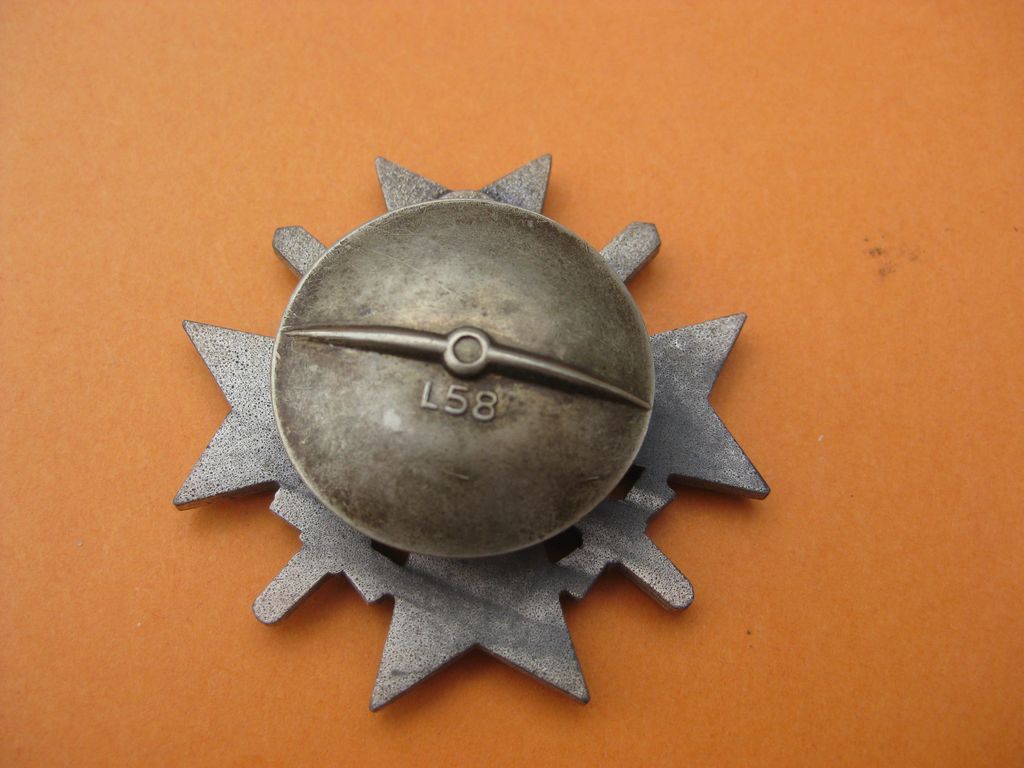 Kriegsverdienstkreuz 1.Klasse mit Schwertern (KVK1/39) an SCHRAUBSCHEIBE Hersteller: L58 Rudolf Souval / Wien