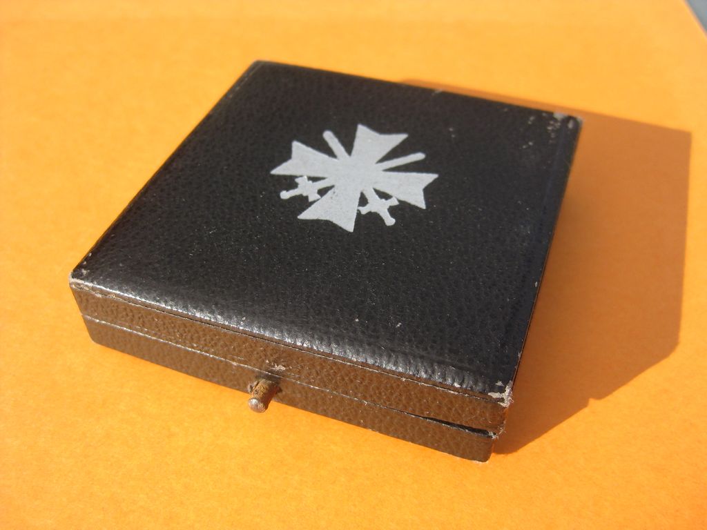 Kriegsverdienstkreuz 1.Klasse mit Schwertern im Verleihungsetui (KVK) Seltener Hersteller: „L15“ Otto Schickle Pforzheim