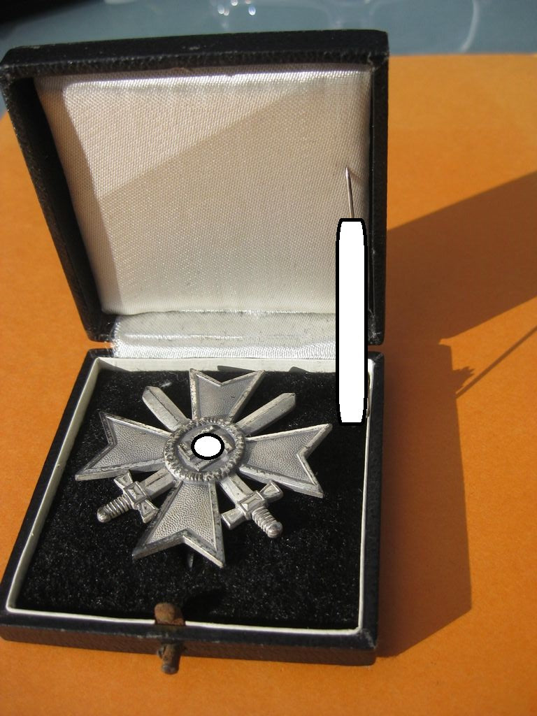 Kriegsverdienstkreuz 1.Klasse mit Schwertern im Verleihungsetui (KVK) Seltener Hersteller: „L15“ Otto Schickle Pforzheim