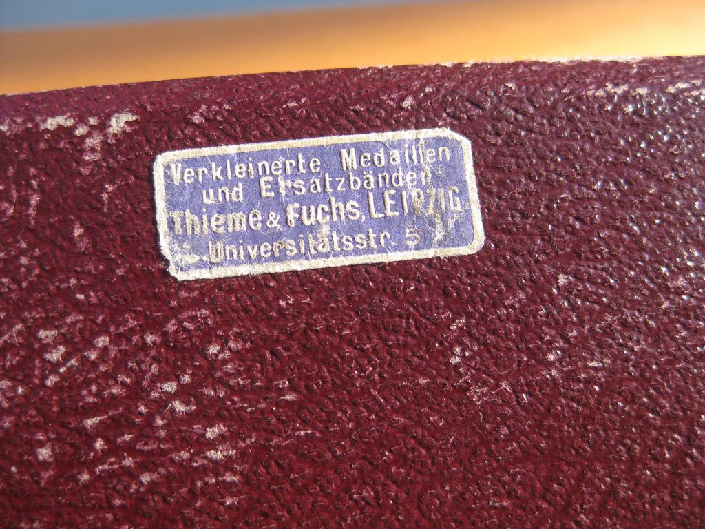 3er Ordenschnalle Ordensspange Eisernes Kreuz 1914 (EK2/14)  Ritterkreuz Albrechtsorden 1.Klasse Dienstauszeichnung im Ordensetui der Firma Thieme &amp; Fuchs in Leipzig Medaille Sachsen 1.Weltkrieg Orden Kaiserreich SCHARFFENBERG DRESDEN