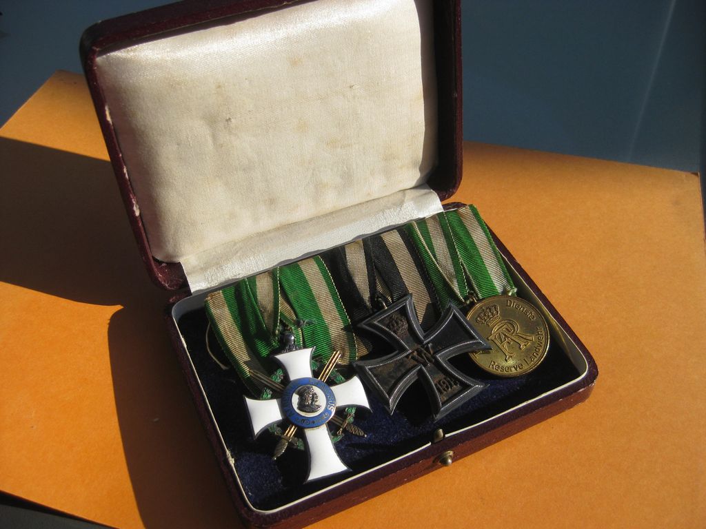 3er Ordenschnalle Ordensspange Eisernes Kreuz 1914 (EK2/14)  Ritterkreuz Albrechtsorden 1.Klasse Dienstauszeichnung im Ordensetui der Firma Thieme & Fuchs in Leipzig Medaille Sachsen 1.Weltkrieg Orden Kaiserreich SCHARFFENBERG DRESDEN