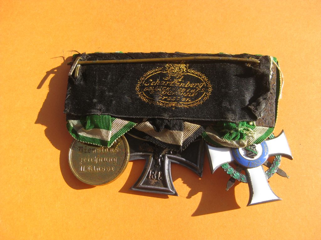 3er Ordenschnalle Ordensspange Eisernes Kreuz 1914 (EK2/14)  Ritterkreuz Albrechtsorden 1.Klasse Dienstauszeichnung im Ordensetui der Firma Thieme &amp; Fuchs in Leipzig Medaille Sachsen 1.Weltkrieg Orden Kaiserreich SCHARFFENBERG DRESDEN