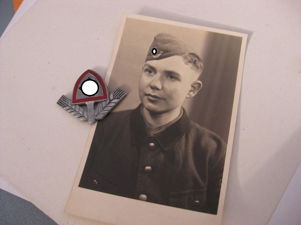 Mützenabzeichen für Mannschaften des Reichsarbeitsdienst (RAD) Mit Uniformfoto 3.Reich