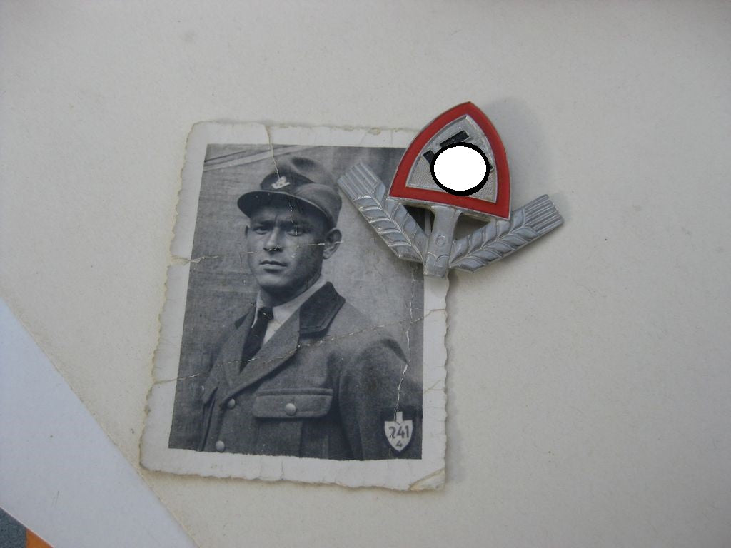 Mützenabzeichen für Mannschaften des Reichsarbeitsdienst (RAD) Mit Uniformfoto 3.Reich