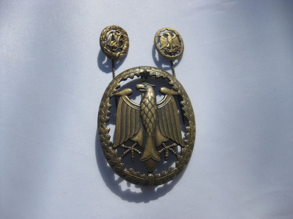 3 Stück: DSB Sportabzeichen und Leistungsabzeichen der Bundeswehr in Bronze Abzeichen Deutschland Orden