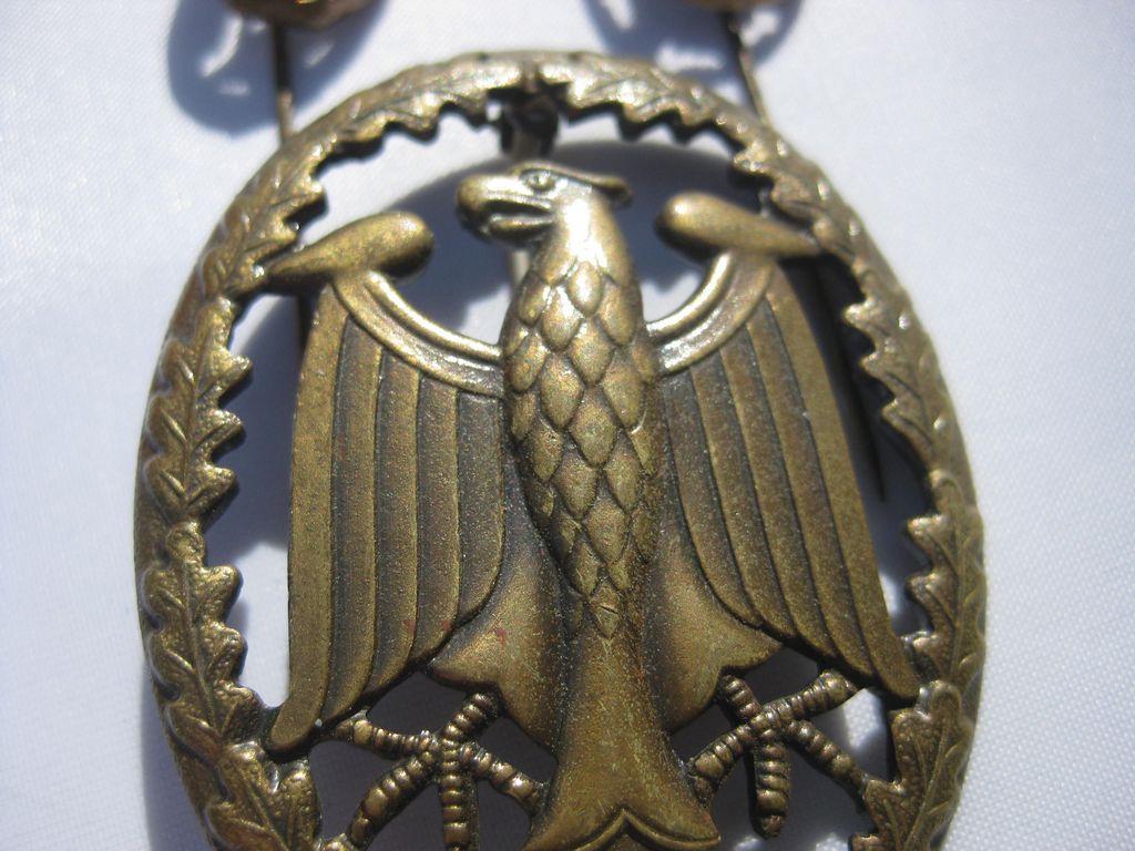 3 Stück: DSB Sportabzeichen und Leistungsabzeichen der Bundeswehr in Bronze